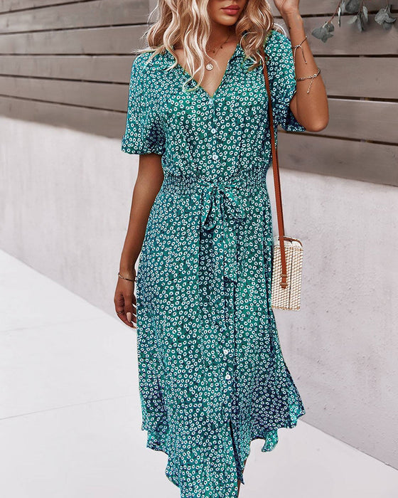 Kleid mit kurzen Ärmeln, taillierter Taille und Blumenprints