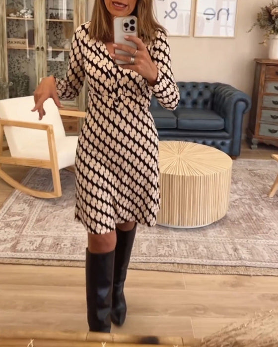 Elegantes bedrucktes Kleid mit V-Ausschnitt