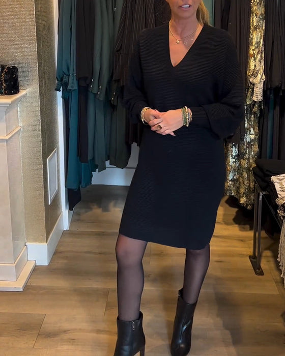 Einfarbiges Pulloverkleid mit V-Ausschnitt