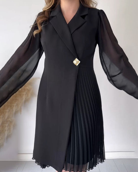 Kleid mit Falten und Revers